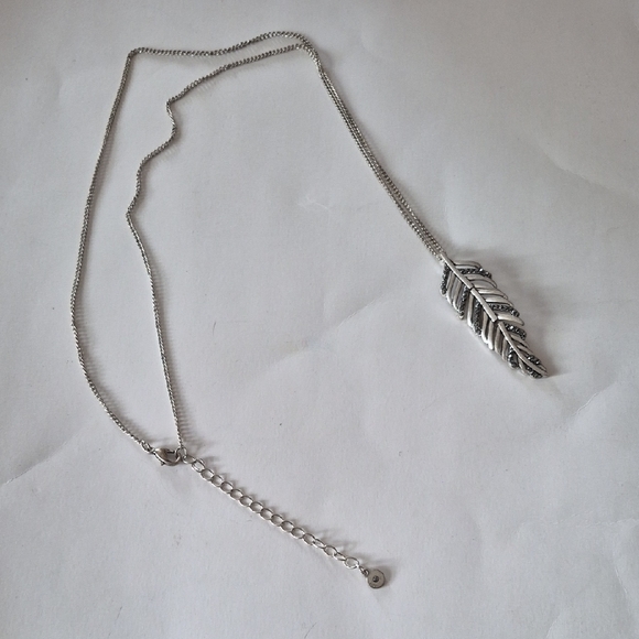 Elegant Silver Feather Pendant Necklace 14"L +3" - Picture 2 of 2